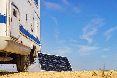Taşınabilir güneş fotovoltaik paneli, karavanda şarj oluyor. Doğada kamp yapmak, minibüs hayatı.
