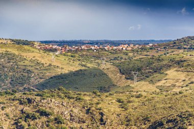 Elektrik hatları yüksek voltaj kuleleri olan yeşil Douro vadisi. Portekiz,