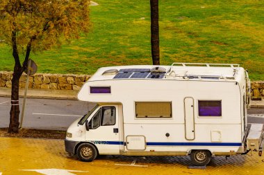 Şehirdeki park alanında bir karavan. Karavanla tatiller.