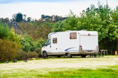 Kamp aracı doğada kamp yapıyor. Povoa e Meadas Barajı, Castelo de Vide, Alentejo Portekiz. Karavanla git..