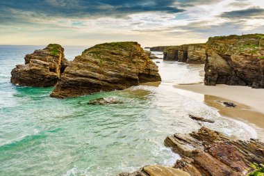 Katedraller Plajı, Ribadeo 'daki Playa las Catedrales, Lugo, Galiçya. İspanya 'nın kuzeyindeki Cantabric sahillerinde kayalık oluşumları. Turist eğlencesi.