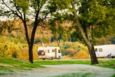 Kamp araçları doğada kamp yapıyor. Povoa e Meadas Barajı, Castelo de Vide, Alentejo Portekiz. Karavanla git..