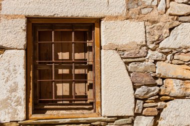 Chutters ve eski bir binada yapılan taş duvar ev metal ızgaraları ile eski ahşap pencere.