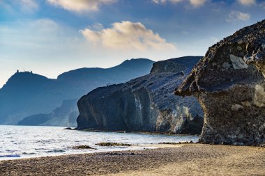 İspanya 'da kıyı manzarası. Cabo de Gata 'daki Monsul plajı Nijar Doğal Parkı, Almeria Endalusia.