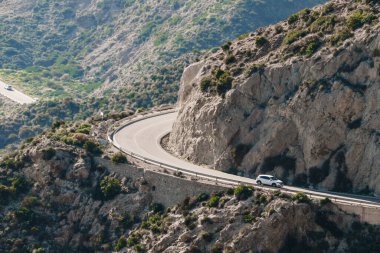 Granatilla Carboneras 'ın tepelik arazi ve kıvrımlı yola bakış açısı. Cabo de Gata Doğal Parkı, Almerya ili, İspanya.