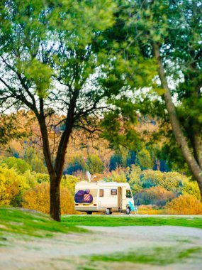 Kamp aracı doğada kamp yapıyor. Povoa e Meadas Barajı, Castelo de Vide, Alentejo Portekiz. Karavanla git..