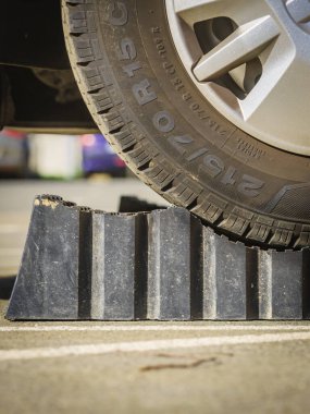 Kamp aracı karavanı dengelemek ve seviyelendirmek için manüel olarak bloğu kullanıyor. Karavan için aksesuarlar.