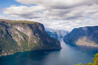 Aurlandsfjord fiyort manzarası, Norveç İskandinavya. Ulusal turizm rotası Aurlandsfellet.