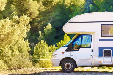 Kamp karavanı doğada kamp yapıyor, İspanya. Karavanla macera.