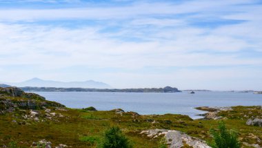 Norveç Avrupa 'daki Atlantik yolundan okyanus manzarası. Norveç kıyı şeridi. Turist eğlencesi.
