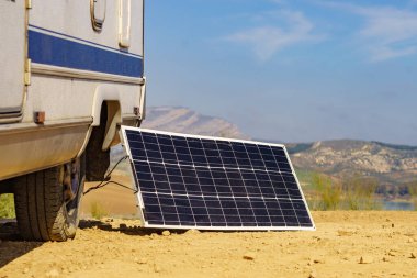 Taşınabilir güneş fotovoltaik paneli, karavanda şarj oluyor. Doğada kamp yapmak, minibüs hayatı.