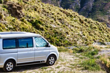 Pencere camında termal ekran körlüğü olan bir karavan. Doğada vahşi kamp. Tatiller ve karavanla seyahat.