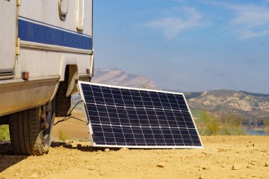 Taşınabilir güneş fotovoltaik paneli, karavanda şarj oluyor. Doğada kamp yapmak, minibüs hayatı.