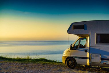 İspanya 'nın Akdeniz kıyısındaki karavan karavanı. Deniz kıyısında vahşi bir kamp. Karavanla tatil gezisi.