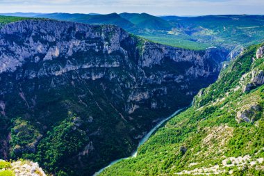 Provence France 'daki Verdon Gorge' da. Dağ manzarası. Belvedere de la Dent d 'Aire izleme noktasından görüntü.