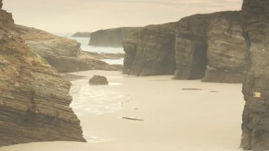 Katedraller Plajı, Ribadeo 'daki Playa las Catedrales, Lugo, Galiçya. İspanya 'nın kuzeyindeki Cantabric sahillerinde kayalık oluşumları. Turist eğlencesi.