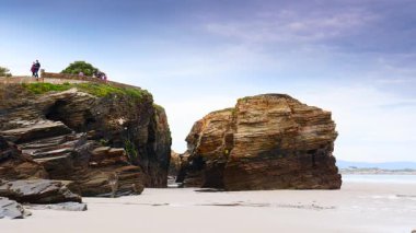 Katedraller Plajı, Ribadeo 'daki Playa las Catedrales, Lugo, Galiçya. İspanya 'nın kuzeyindeki Cantabric sahillerinde kayalık oluşumları. Turist eğlencesi.