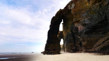 Katedraller Plajı, Ribadeo 'daki Playa las Catedrales, Lugo, Galiçya. İspanya 'nın kuzeyindeki Cantabric sahillerinde kayalık oluşumları. Turist eğlencesi.
