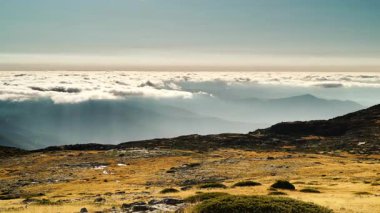 Yüksek dağlarda hareket eden tüylü bulutların zamanı. Portekiz 'deki Torre Dağı tepesinden Serra da Estrela' nın görüntüsü.
