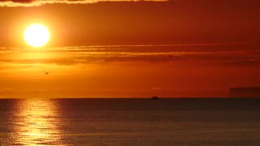 Sabahın erken saatlerinde deniz manzarası, deniz suyundan doğan güneş. Yanan turuncu gökyüzü. Doğa manzarası. Valencia İspanya.