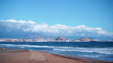 Alicante, valencia, İspanya - 5 Aralık 2019: Benacantil Dağı 'ndaki Santa Barbara Kalesi' nin uzak mesafesinden Akdeniz manzarası. İspanya, Costa Blanca. Deniz dalgaları ağır çekimde hareket ediyor.