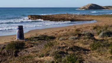 Sahil manzarası, deniz kıyısı, Calblanque bölge parkındaki Cala Magre plajı, Murcia bölgesi İspanya.