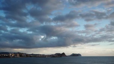 İspanya kıyı sahasında, Aguilas kasabası, Murcia bölgesi ve İspanya ile hareket eden bulutlarda zaman kaybı.