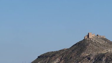 Tepenin üstündeki Nazari Kalesi Arap Kalesi, Tabernas Çölü, Almerya Eyaleti, Endülüs, İspanya.