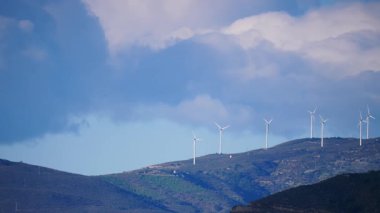 Tepelerde rüzgar türbinleri. Yenilenebilir enerji üretimi için enerji üreticisi çiftliği, Endülüs İspanya.