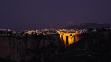 İspanya 'da turistik bir yer. Endülüs 'teki Guadalevin Nehri üzerindeki Puente Nuevo Köprüsü. Seyahat güzergahı, dönüm noktası. Gece görüşü, zaman geçişi
