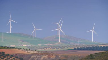 Tepelerdeki rüzgar türbini çiftliği. Ardales, Malaga ili, Endülüs İspanya yakınlarında yeşil ekolojik enerji üretimi.