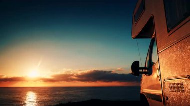 Bulutların sabah denizde hareket etmesi ve karavanın sahilde kamp kurması. Almerya Eyaleti, Endülüs İspanya. Karavanla seyahat ediyorum. Karavan tatili.