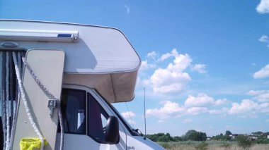 Kamp, yazın doğada eğlence aracı. Karavanla seyahat ediyorum. Karavan tatili.