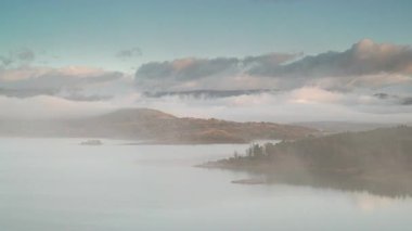 Sabah manzarası. Kuzey İspanya, Kastilya ve Leon bölgesinde, Palencia eyaletinde, mumyalama de aguilar de campoo gölünün üzerinde hareket eden sis ve bulutların hızlanması.