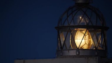 Detaylı görüntü. Gece fenerli fener feneri. İspanya 'nın Asterias kıyısındaki Faro Cabo otobüsü. Turistik yerler, ziyaret edilecek yerler..