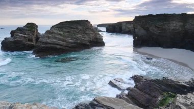 Playa las catedrales, Ribadeo 'daki Katedrais Plajı, Lugo, Galiçya. Kuzey İspanya 'daki Cantabric deniz manzarası.
