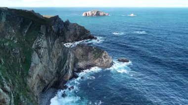 Atlantik Okyanusu 'nun deniz manzarası ve Penas Burnu' nun kayalık kıyıları. Kuzey İspanya 'da yüksek uçurumları olan deniz kıyısı.