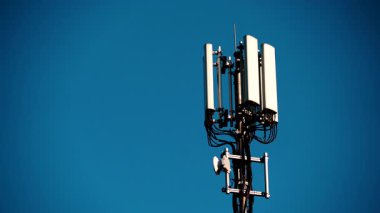 Telekomünikasyon kulesi gökyüzü arka planında 4G veya 5G hücresel ağ antenine sahip. Yeni mobil yayın teknolojisi üretimi.