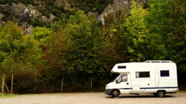 Karavan doğada kamp yapıyor kayalık dağlarda, agurain 'de, bas bölgesinde, İspanya' da. Karavanla macera.