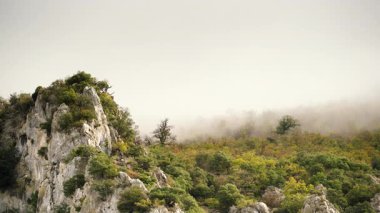 Bulutlu kayalık dağlar, agurain, Bask bölgesi, İspanya. Huysuz hava.