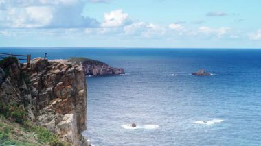 Atlantik Okyanusu 'nun deniz manzarası ve Penas Burnu' nun kayalık kıyıları. Kuzey İspanya 'da yüksek uçurumları olan deniz kıyısı.