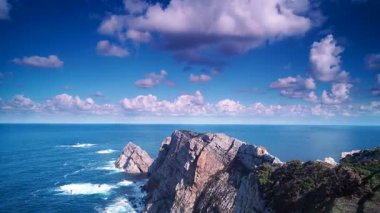 Zaman ayarlı. Faro de Cabo Penas 'tan Bisscay Körfezi' ne. Atlantik Okyanusu 'nun deniz manzarası ve kayalık kıyı şeridi. Kuzey İspanya 'da yüksek uçurumları olan deniz kıyısı.