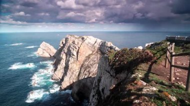 Atlantik Okyanusu 'nun deniz manzarası ve Penas Burnu' nun kayalık kıyıları. Kuzey İspanya 'da yüksek uçurumları olan deniz kıyısı.