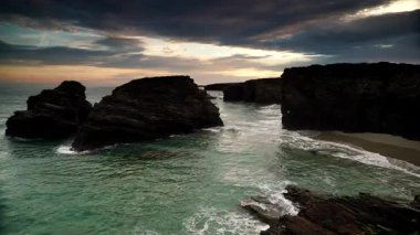 Galiçya İspanya 'daki Katedral Sahili' nde kayalık oluşumları. Playa de las Catedrales, Ribadeo 'da Katedrais Olarak, Lugo. Kuzey İspanya 'daki Cantabric kıyı şeridi. Turist eğlencesi.