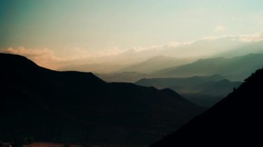 Almerya, İspanya 'daki tabernas çöl dağları üzerinde sabah hareket eden bulutların zaman akışı. Spagetti western için film konumu ayarlandı..