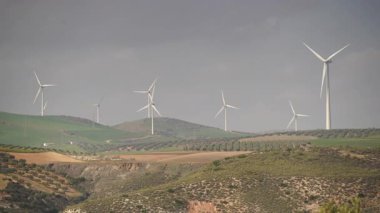 Tepelerdeki rüzgar türbini çiftliği. Ardales, Malaga ili, Endülüs İspanya yakınlarında yeşil ekolojik enerji üretimi.