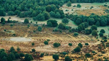 The Good, The Bad and the Ugly 'nin son düellosunun yapıldığı Sad Hill Mezarlığı' nın yenilenmiş topraklarına sahip yeşil vadi. Yukarıdan görüntüle