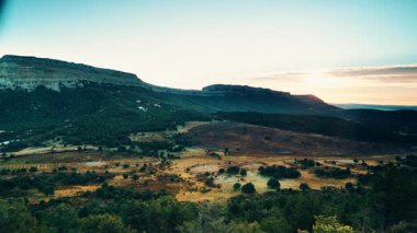 Hüzünlü tepe mezarlığının yenilenmiş topraklarına sahip dağ ve yeşil vadi. Batının son düellosunun yapıldığı kurgusal mezarlık. İyi, kötü ve çirkinlerin yapıldığı yer. Yukarıdan görüntüle