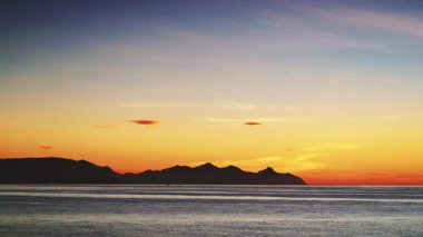 Sabahın erken saatlerinde deniz manzarası, deniz kıyısında gün doğumu. Doğa manzarası. Murcia İspanya.