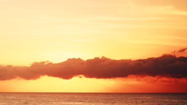 Sabahın erken saatlerinde deniz manzarası, deniz suyundan doğan güneş. Yanan turuncu gökyüzü. İspanya 'daki doğa manzarası.